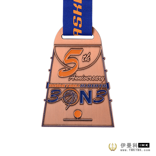 What color is the medal? What is the color? news 图8张